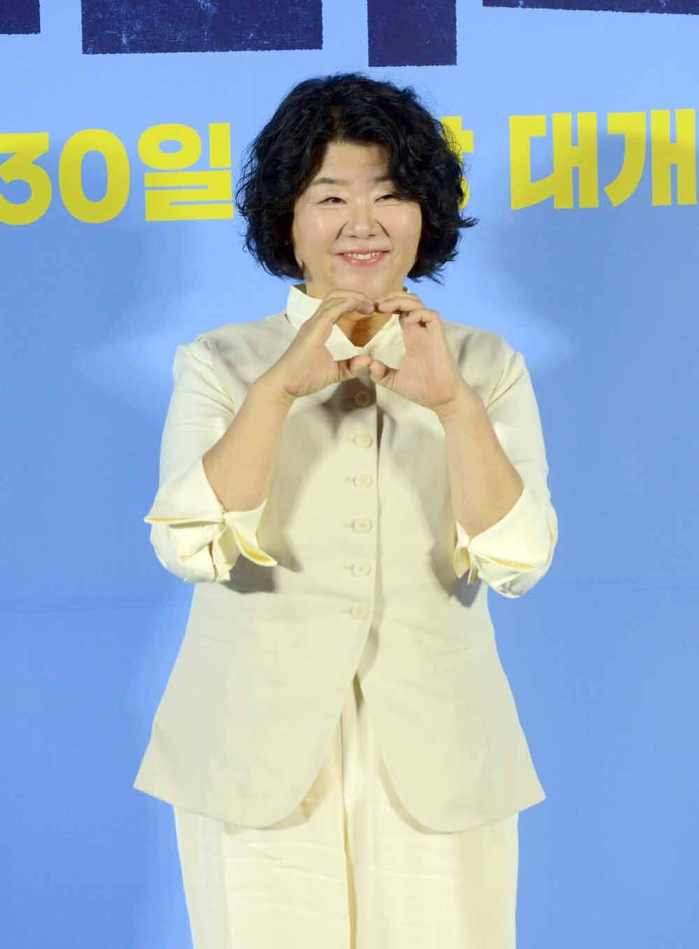 [SW포토]배우 이정은,'극장에서 만나요!'